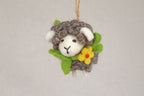 Filzanhänger Schaf mit Blumenkranz grau von Nacha Interior