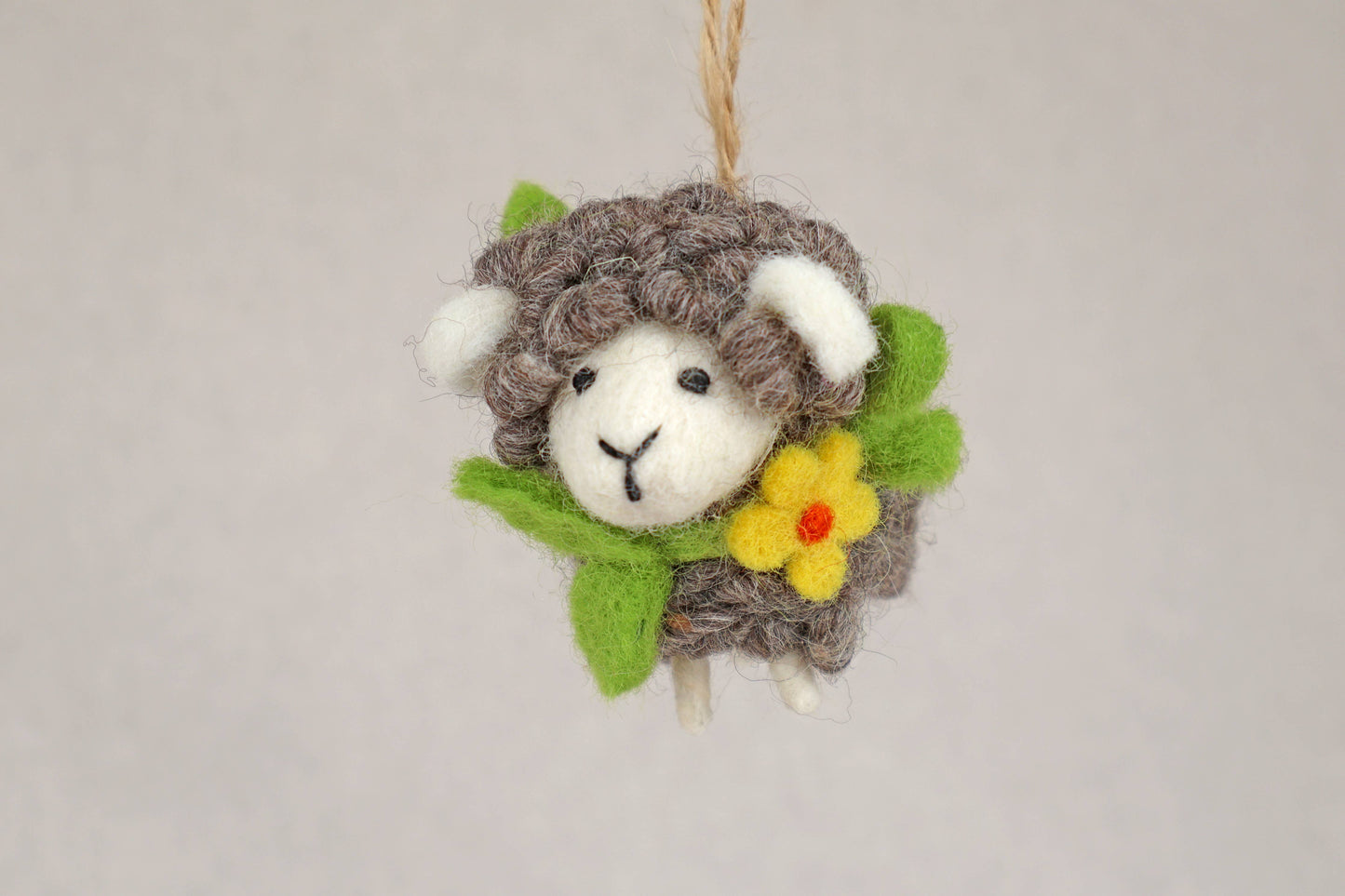 Filanzanhänger - Schaf mit Blumenkranz - grau