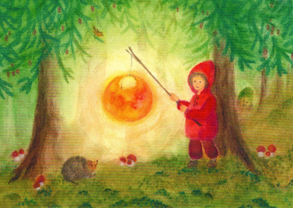 Postkarte Laternenmädchen November von Anke Christel-Weidemann A6, Mädchen im roten Mantel mit Laterne im Wald