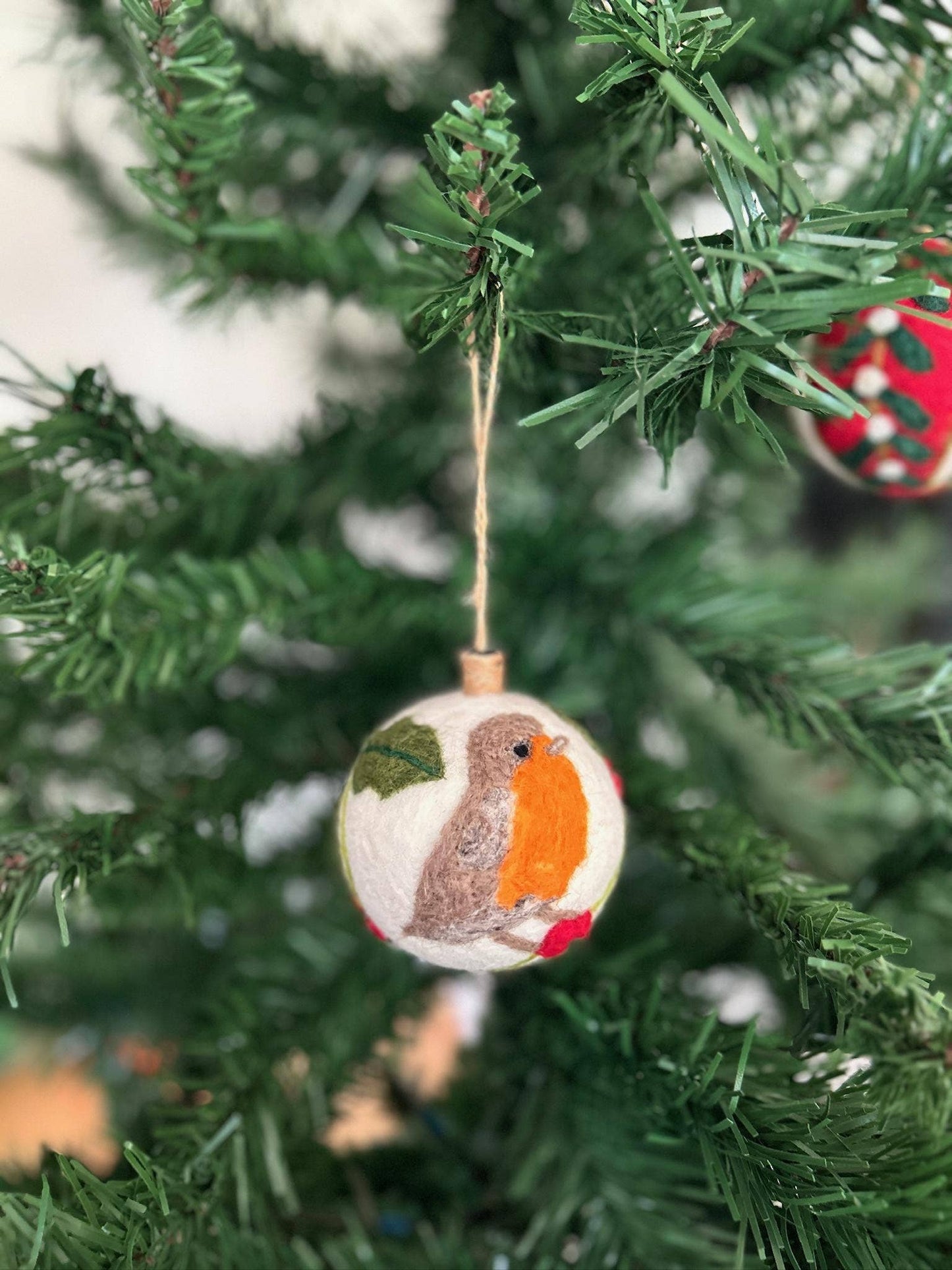 Filzdekoration - Weihnachtskugel Rotkehlchen & Stechpalme