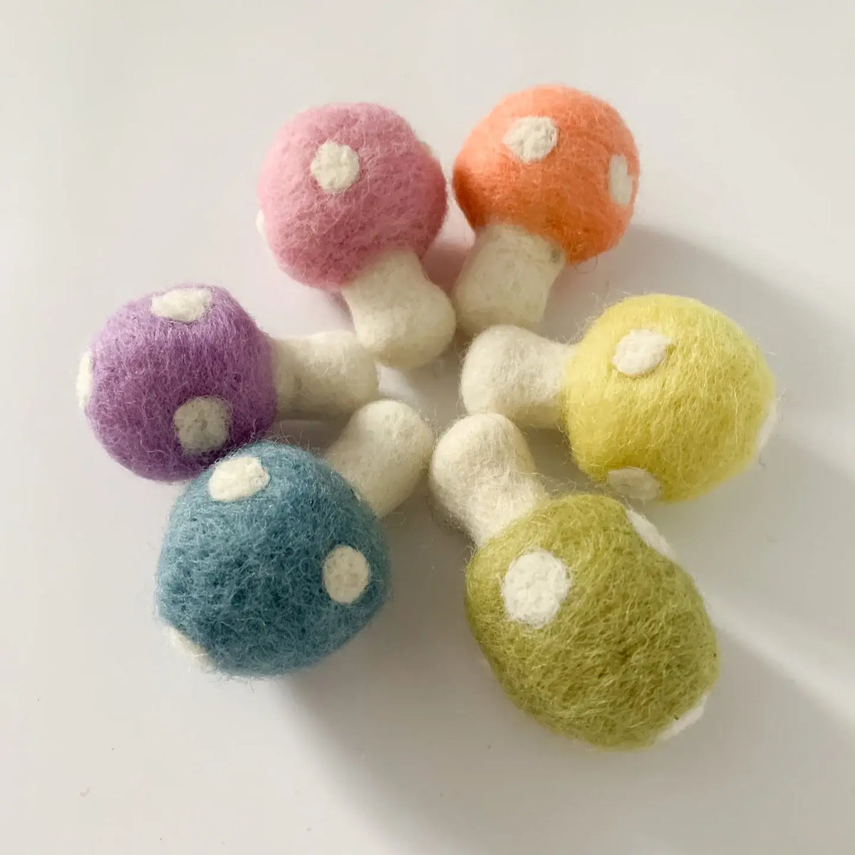 Regenbogenpilze im 6er-Set aus Filz von Sewing Seeds Play