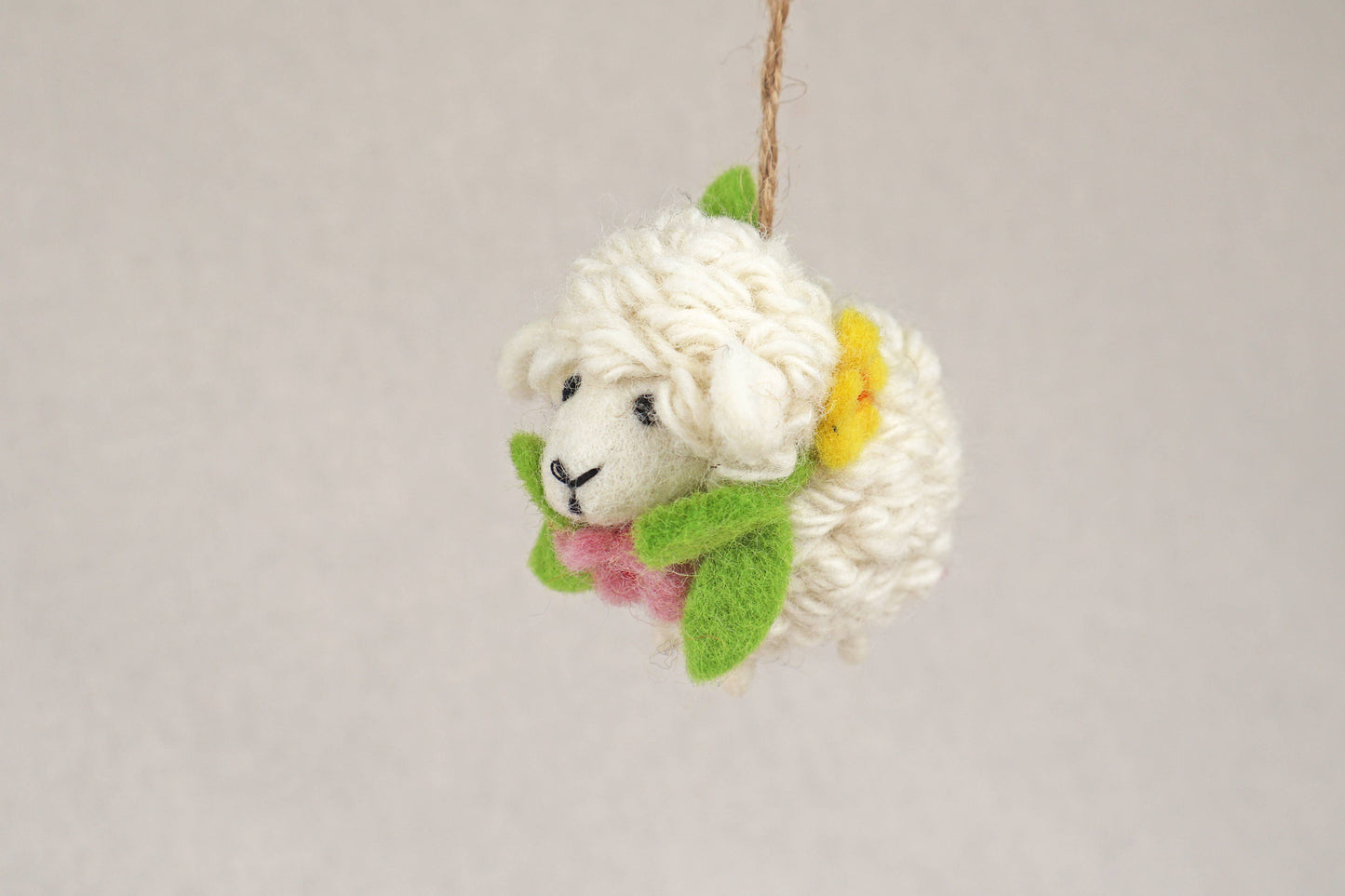 Filanzanhänger - Schaf mit Blumenkranz - weiß