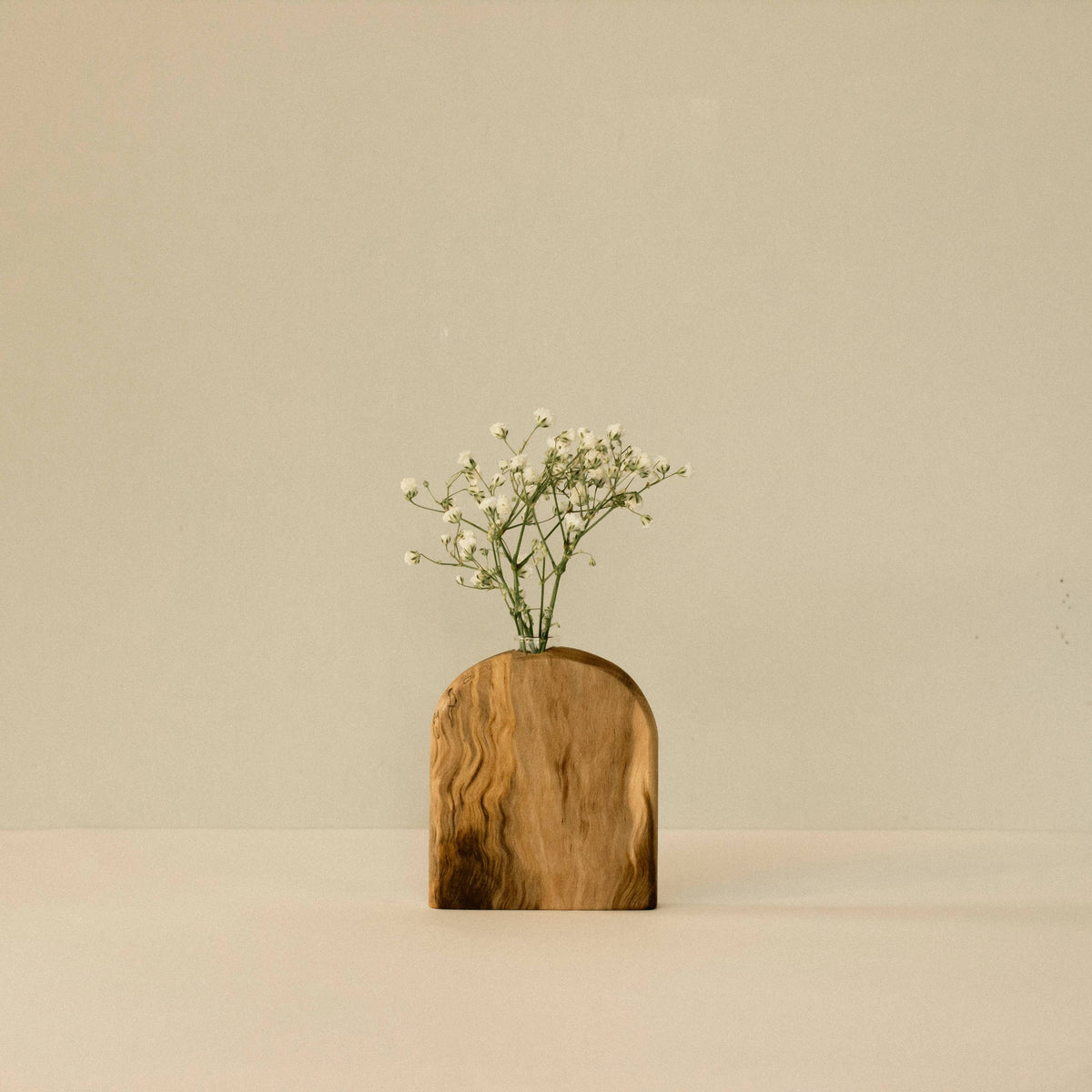 Flacher Blumenhalter Nr. 06 aus Holz von Wooden Story, 8 cm