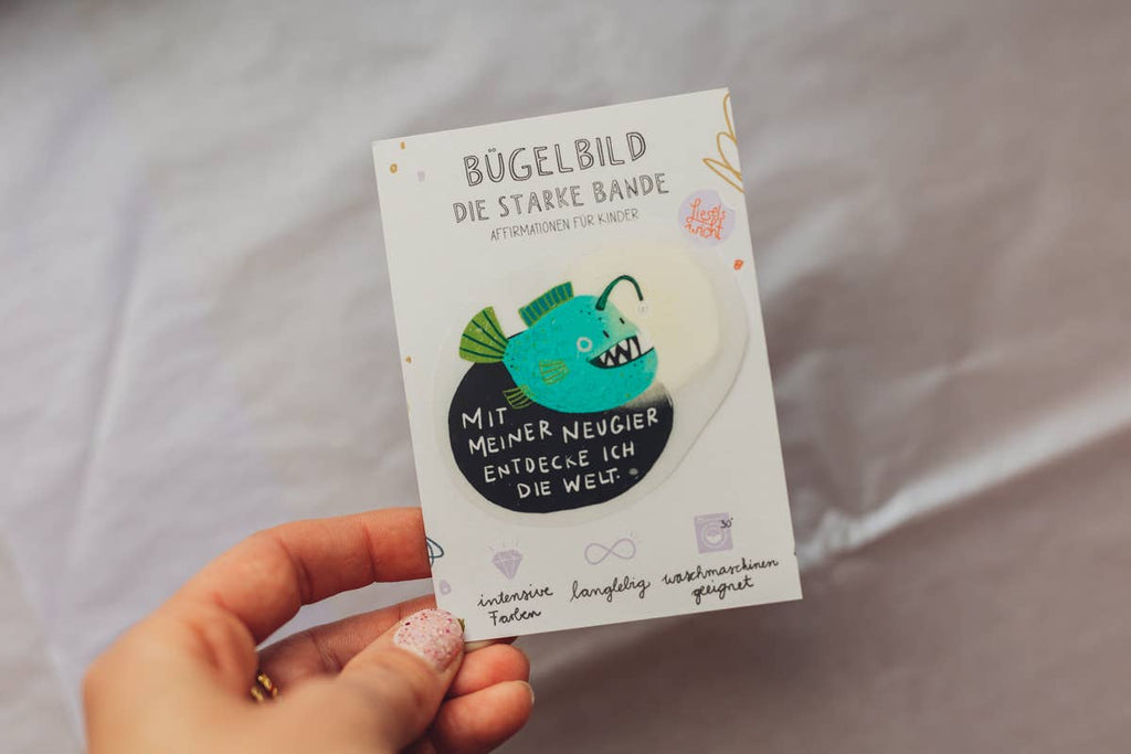Mini-Bügelbild Anglerfisch „Mit meiner Neugier entdecke ich die Welt.“ von Liesels Wicht auf A7-Kärtchen