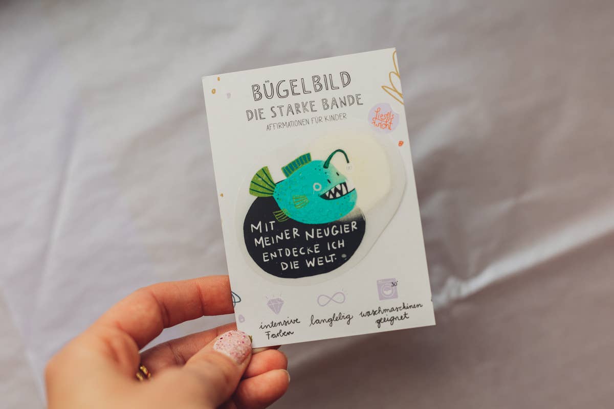 Mini-Bügelbild Anglerfisch „Mit meiner Neugier entdecke ich die Welt.“ von Liesels Wicht auf A7-Kärtchen