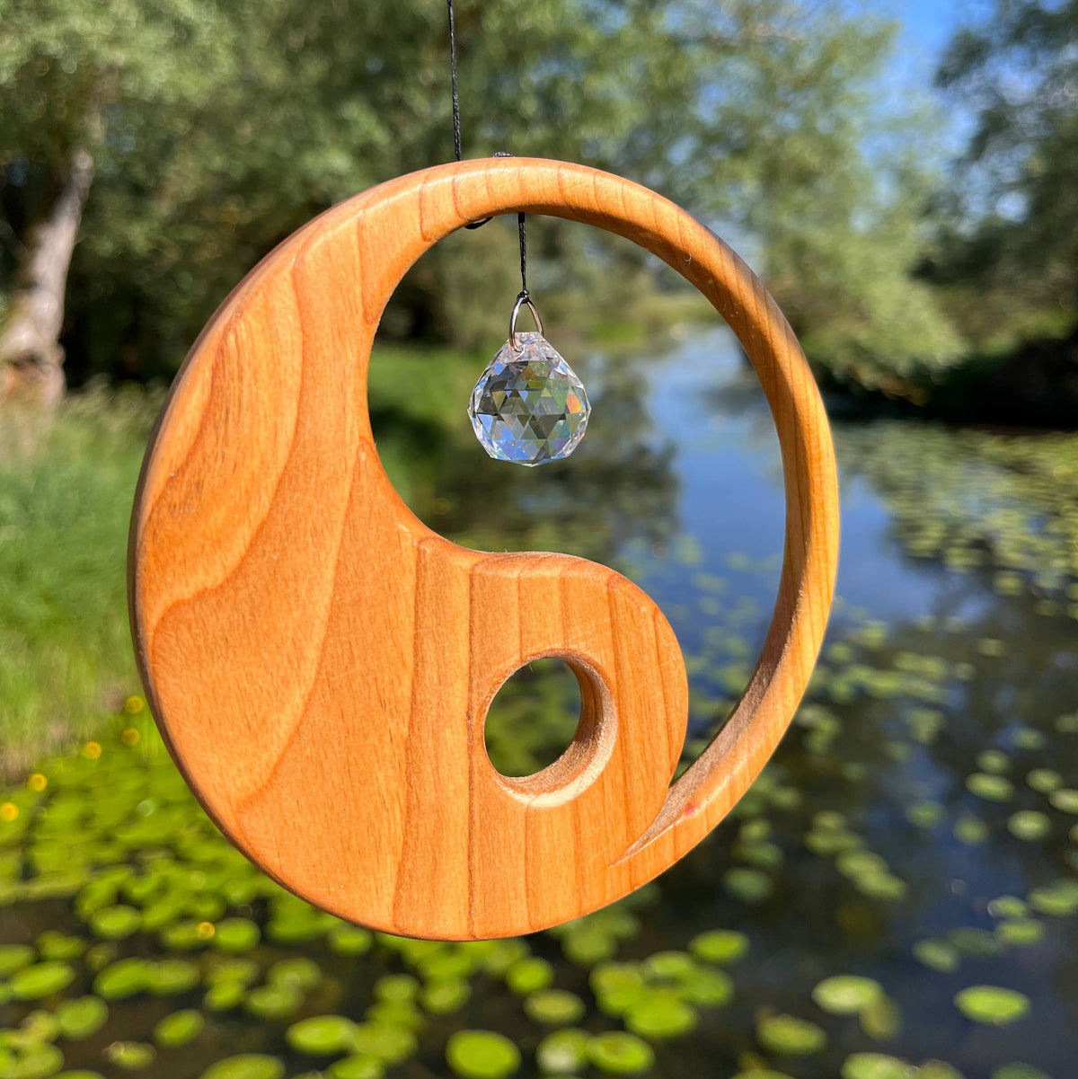 Fensterschmuck Yin Yang mit Regenbogen-Kristall von Sternengasse