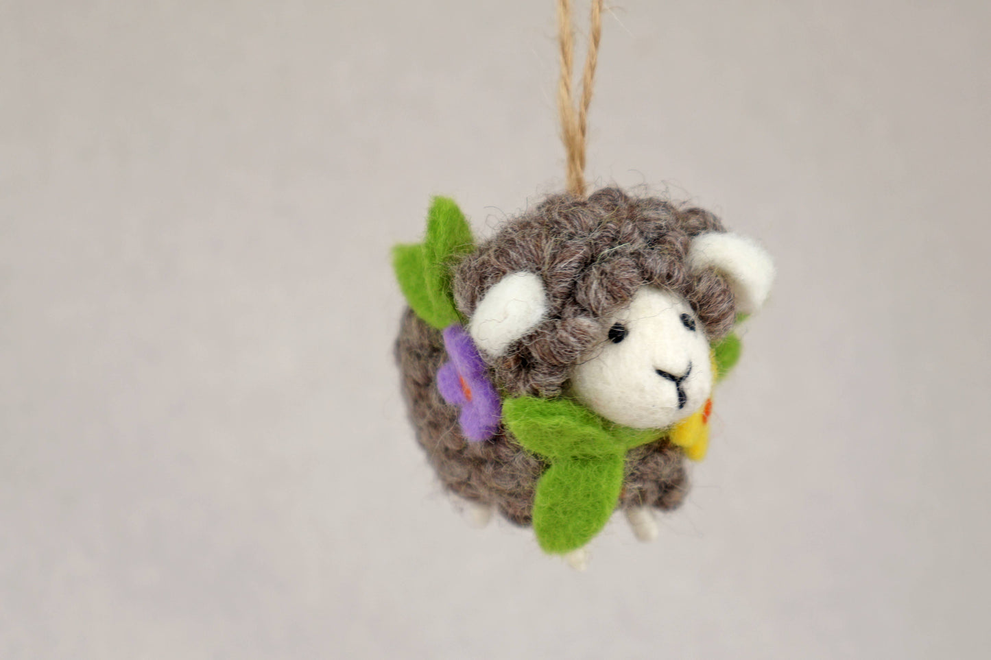 Filanzanhänger - Schaf mit Blumenkranz - grau