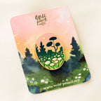 Emaille-Anstecker Wiese von Wild Pencil Studio