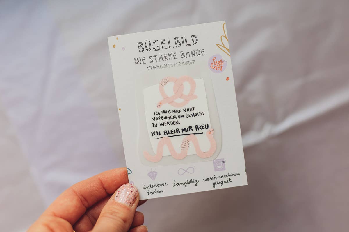 Mini-Bügelbild Regenwurm „Ich muss mich nicht verbiegen, um gemocht zu werden. Ich bleib mir treu.“ von Liesels Wicht auf A7-Kärtchen