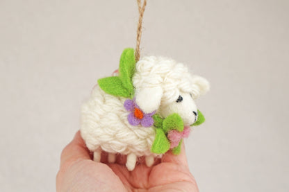 Filanzanhänger - Schaf mit Blumenkranz - weiß