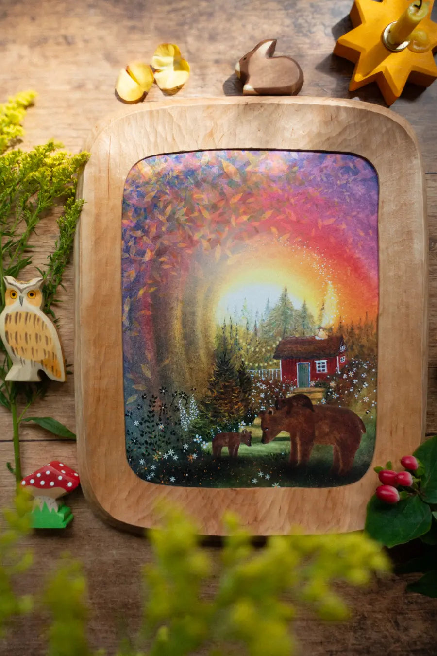Bilderrahmen aus Erlenholz, Holzrahmen mit Regenbogenbild eines Waldes zwischen Holzfiguren und gelben Herbstblumen