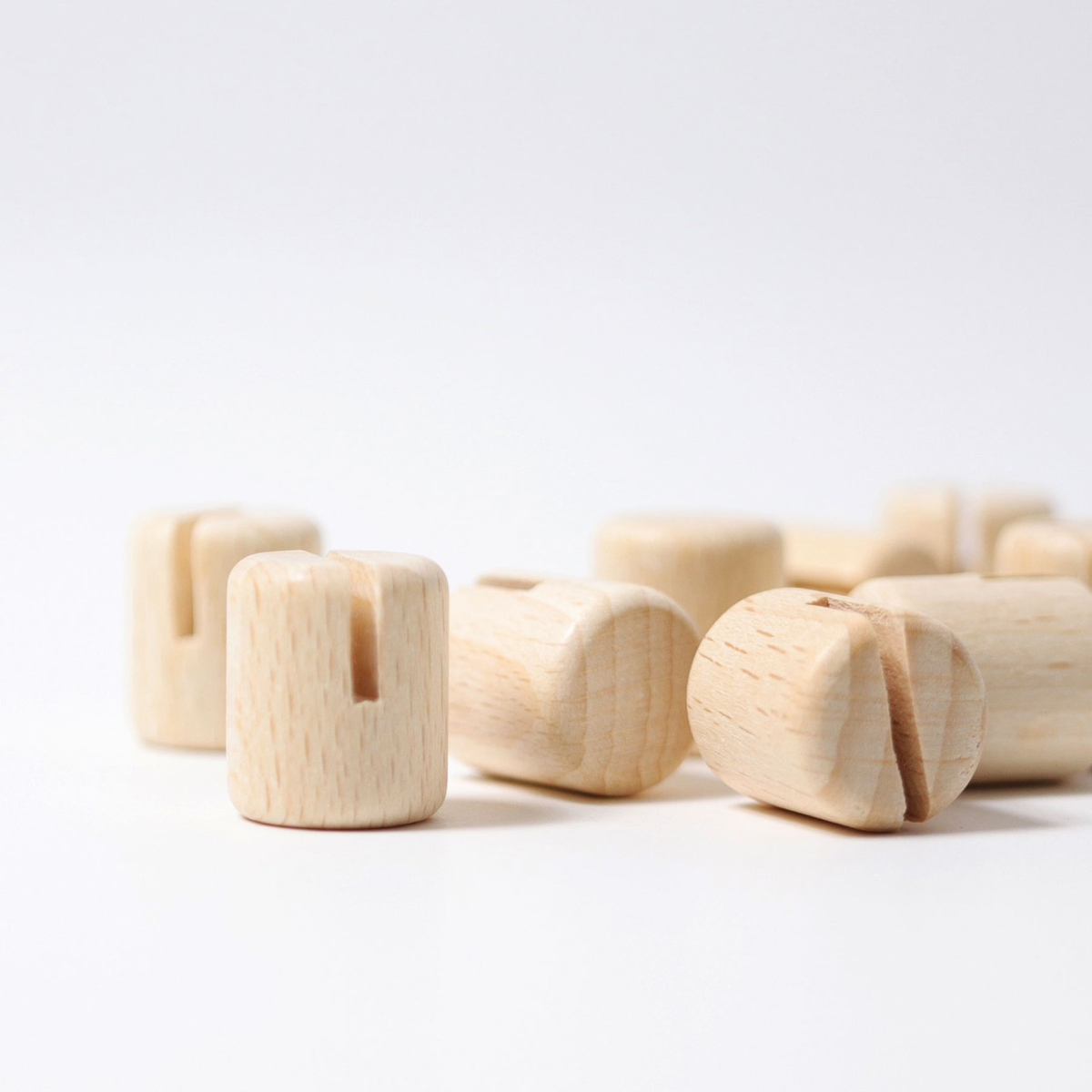 Halter aus Holz für den Bilderrahmen A7, mehrere Halter nebeneinander