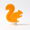 Grimm's Steckfigur Eichhörnchen orange, das orange Eichhörnchen trägt seinen buschigen Schwanz hoch