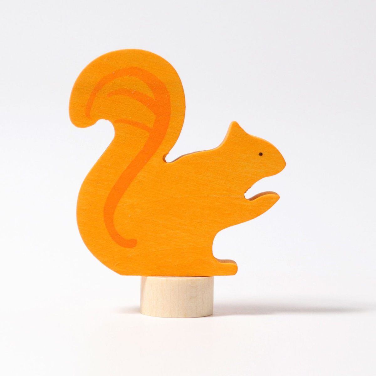Grimm's Steckfigur Eichhörnchen orange, das orange Eichhörnchen trägt seinen buschigen Schwanz hoch