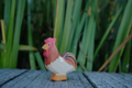 Holzfigur Hahn von HolzWald mit rotem Kamm