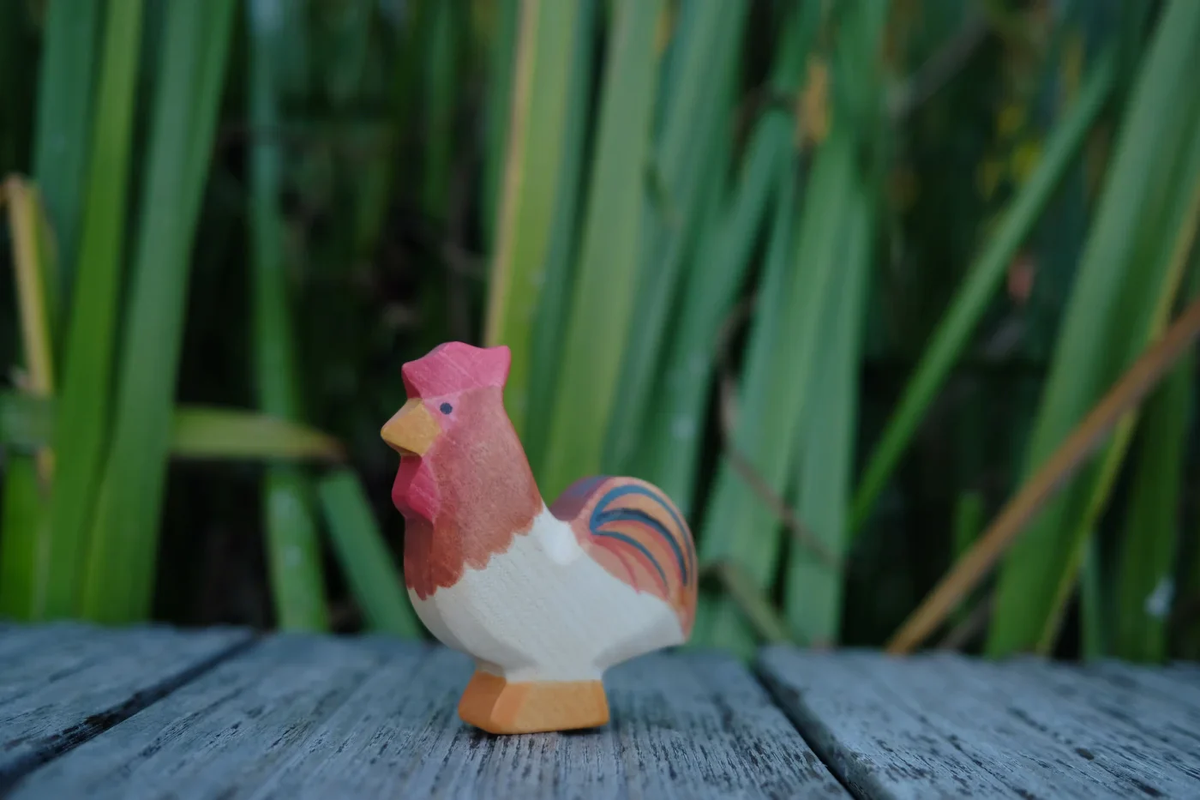 Holzfigur Hahn von HolzWald mit rotem Kamm