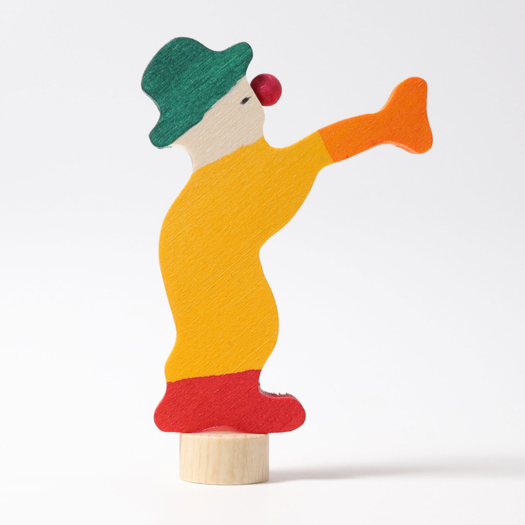 Grimm's Steckfigur Clown mit Trompete, der Clown bläst kräftig in seine Trompete