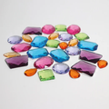 Grimm's 28 Riesen-Glitzersteine, die 28 Glitzersteine sind aus buntem Acryl mit einer Spiegelfläche auf der Unterseite