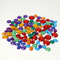 Grimm's 100 kleine Glitzersteine, die 100 Glitzersteine sind aus buntem Acryl mit einer Spiegelfläche auf der Unterseite