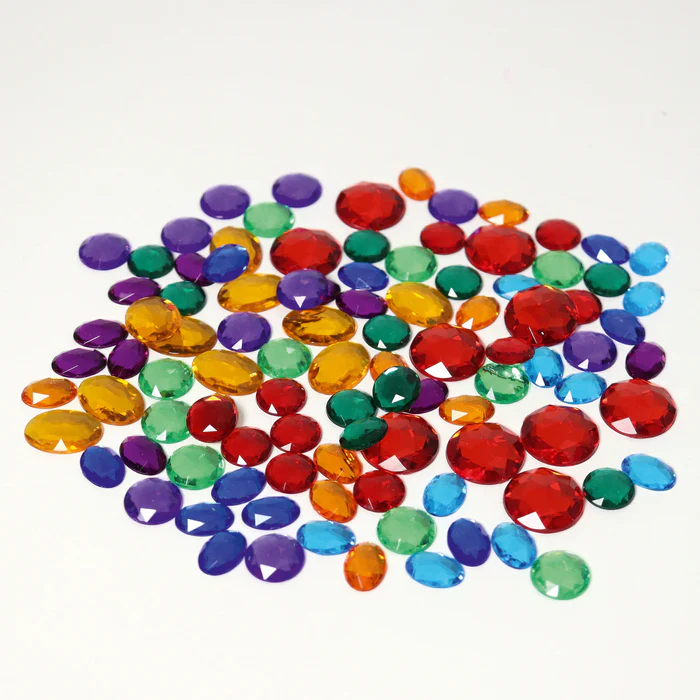 Grimm's 100 kleine Glitzersteine, die 100 Glitzersteine sind aus buntem Acryl mit einer Spiegelfläche auf der Unterseite
