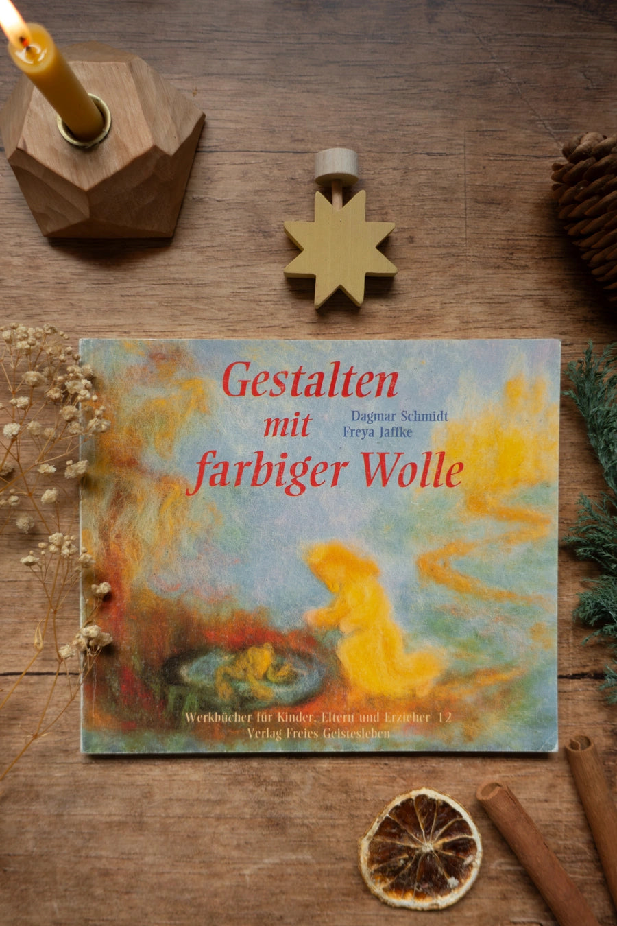 Bastelbuch Gestalten mit farbiger Wolle, Cover