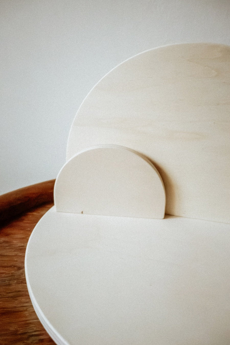 Halbrunder Jahreszeitentisch aus Holz zum Schrauben, naturbelassen schräg von der Seite, Foto