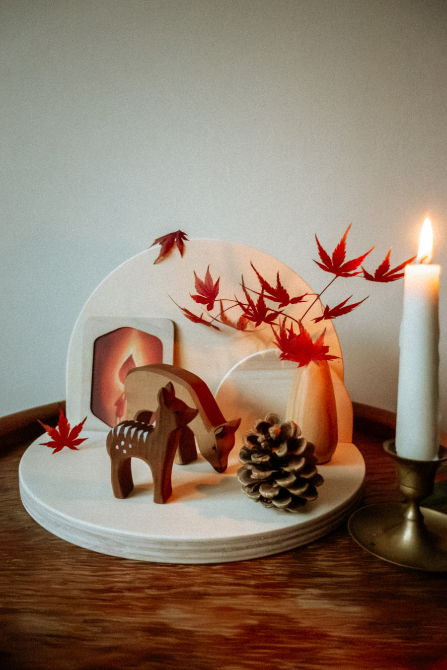 Halbrunder Jahreszeitentisch aus Holz zum Stecken als Herbsttisch mit Bilderrahmen, Rehen, Kiefernzapfen und Kerze, Foto