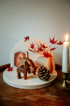 Halbrunder Jahreszeitentisch aus Holz zum Stecken als Herbsttisch mit Bilderrahmen, Rehen, Kiefernzapfen und Kerze, Foto