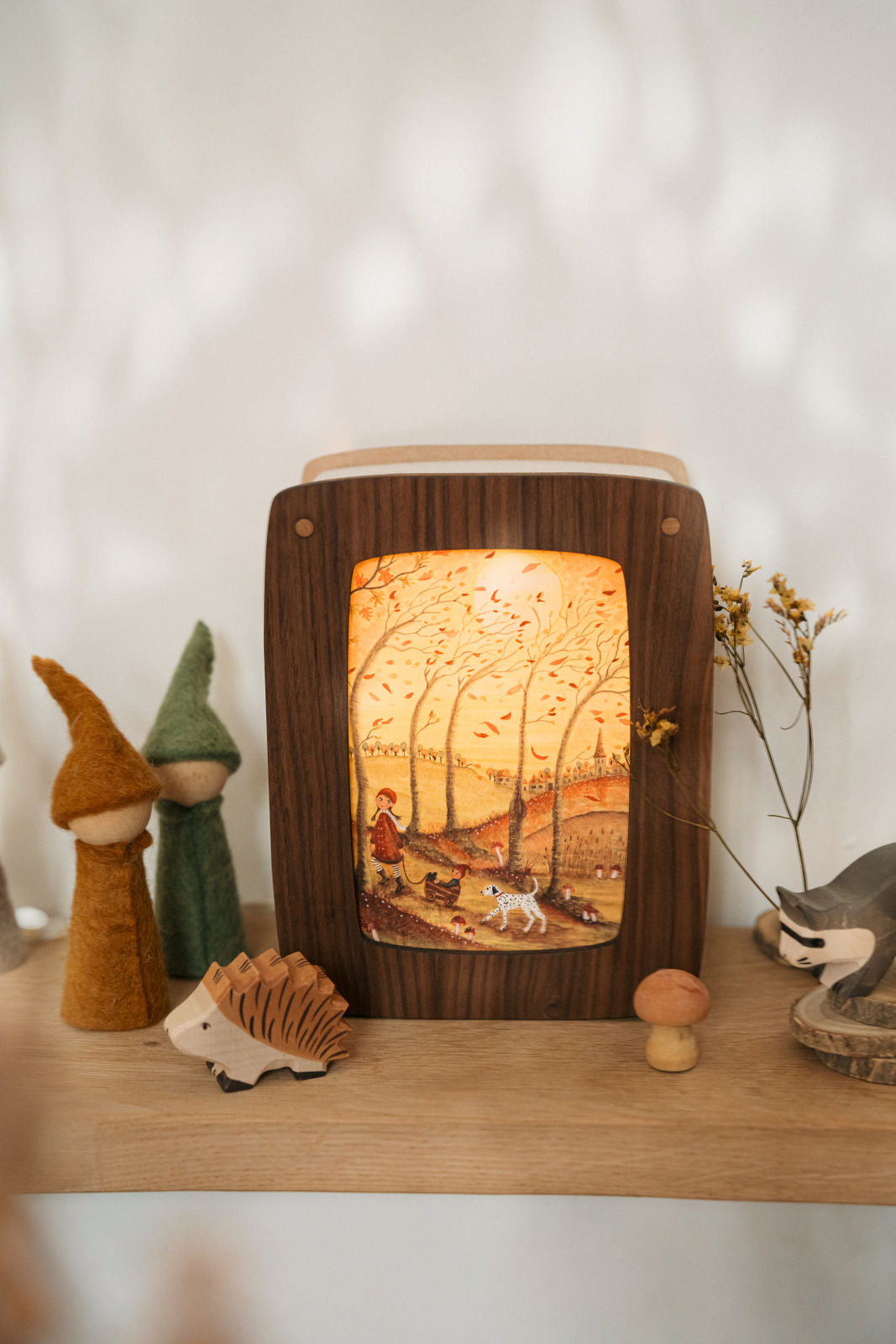 Postkartenlampe aus Holz mit leuchtender Postkarte, Ansicht 2