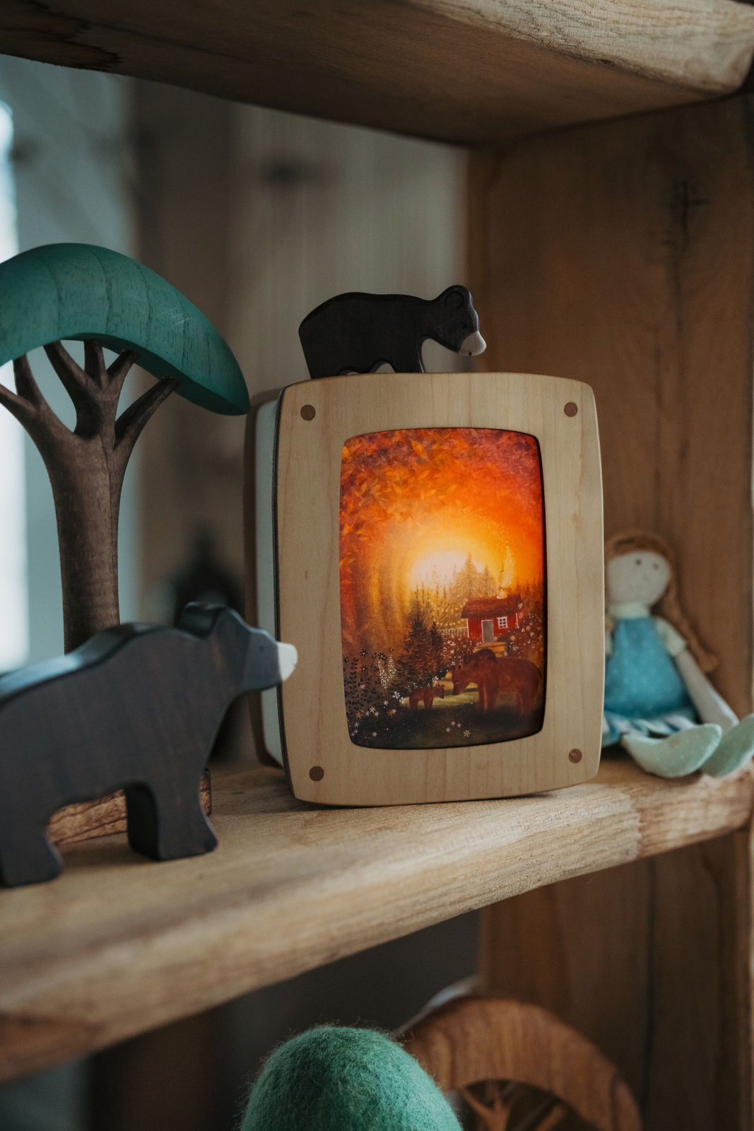Postkartenlampe aus Holz mit leuchtender Postkarte