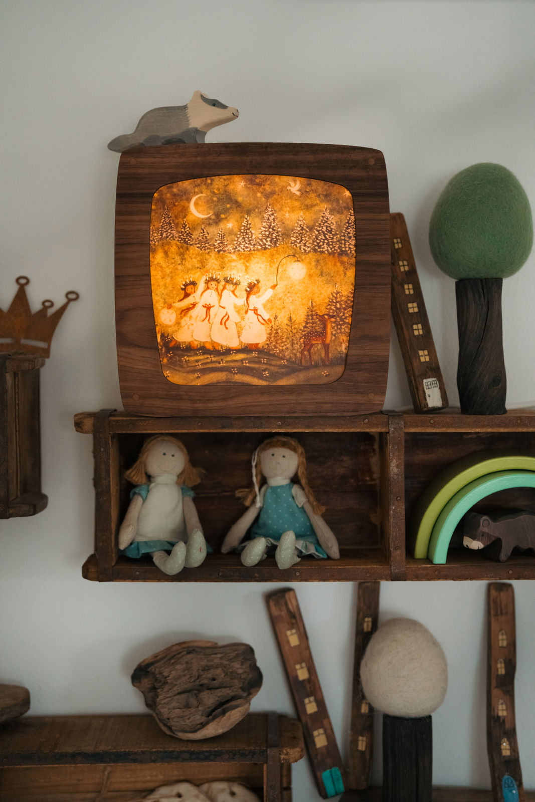 Magische Lampe Walnuss aus dunklem Holz mit leuchtendem Motiv