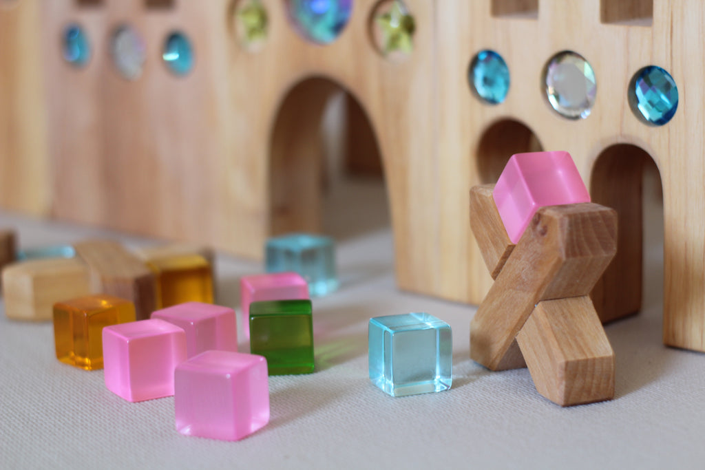 Bauspiel Holzburg Kleines Märchenschloss aus Erlenholz mit Funkelsteinen, aufgebaut, Foto