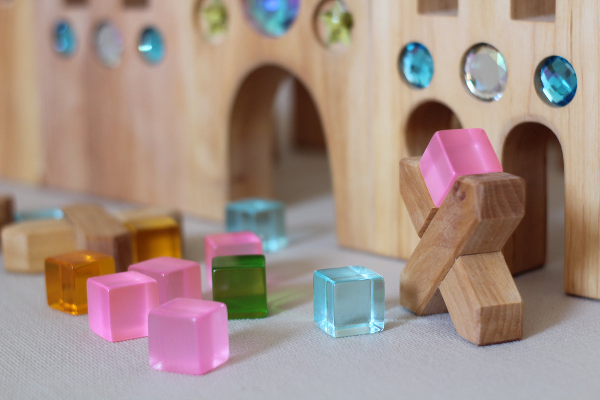 Bauspiel Holzburg Kleines Märchenschloss aus Erlenholz mit Funkelsteinen, aufgebaut, Foto