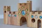 Bauspiel Holzburg Kleines Märchenschloss aus Erlenholz mit Funkelsteinen, aufgebaut, Foto