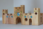 Bauspiel Holzburg Kleines Märchenschloss aus Erlenholz mit Funkelsteinen, aufgebaut, Foto