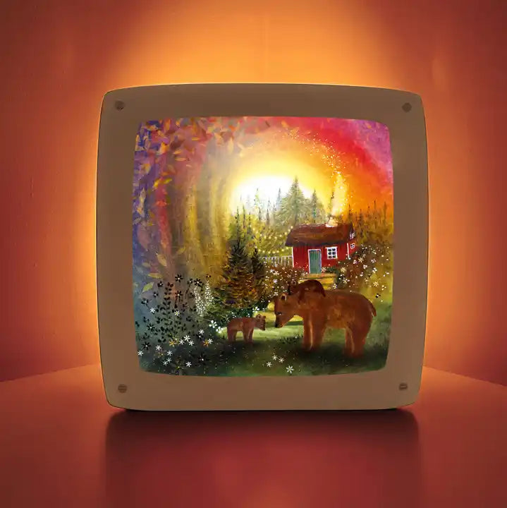 Motiv Wilder Sonnenuntergang von Bijdehansje für die magische Lampe: Bärenfamilie vor einem roten Haus im glühenden Sonnenuntergang