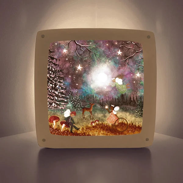 Motiv Magische Jahreszeit von Bijdehansje für die magische Lampe: Kinder und Reh im nächtlichen Wald vor einem leuchtenden Licht, Fliegenpilze am Boden