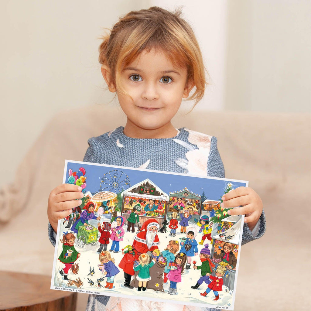 Adventskalender Weihnachtsjahrmarkt von Sellmer A4 in Kinderhänden