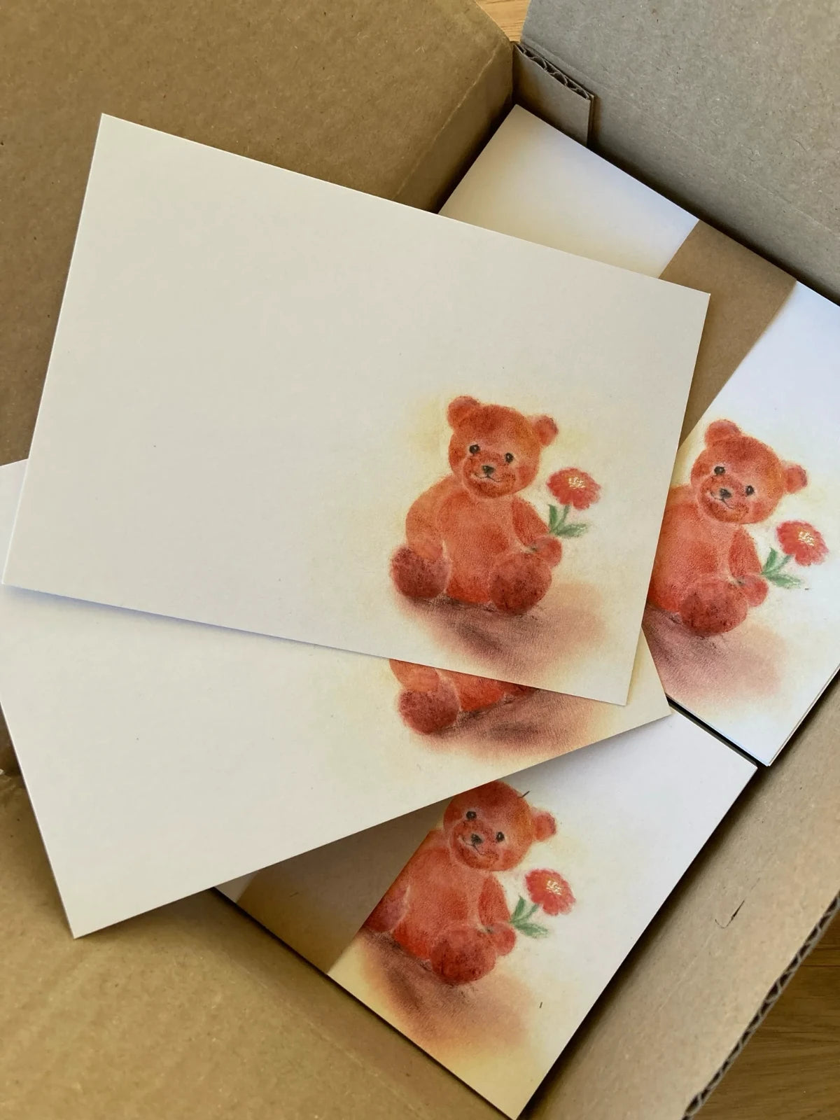 Glückwunschkarte von Andrea Reiß: Teddybär hält eine rote Blume, Ansicht 3