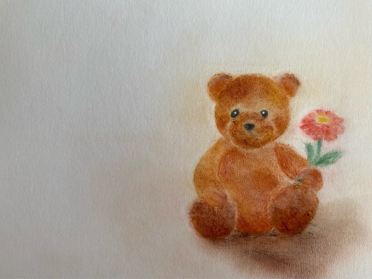 Glückwunschkarte von Andrea Reiß: Teddybär hält eine rote Blume