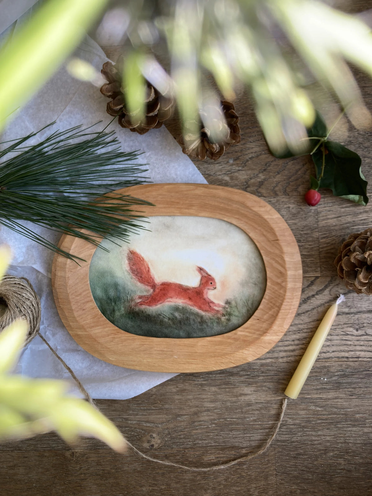 Postkarte Eichhörnchen von Andrea Reiß A6 im ovalen Bilderrahmen aus Holz mit Tannenzweigen