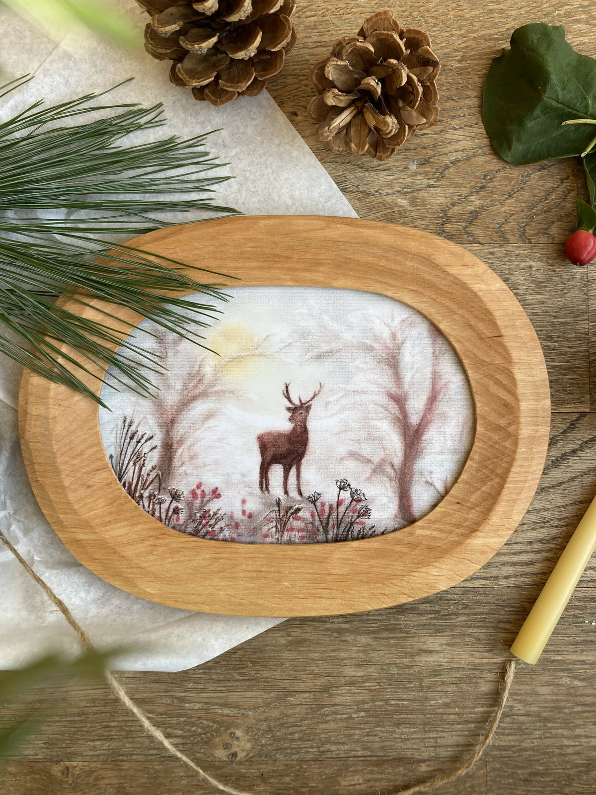 Postkarte Hirsch von Andrea Reiß A6 im ovalen Bilderrahmen aus Holz mit Tannenzweigen und Kerze