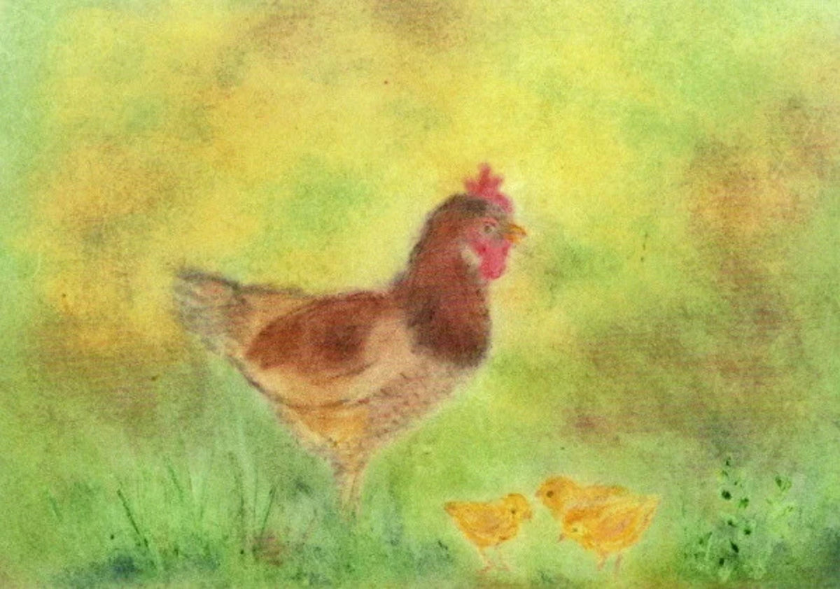 Postkarte Huhn mit Küken von Andrea Reiß: Henne mit ihren Küken auf einer grünen Wiese