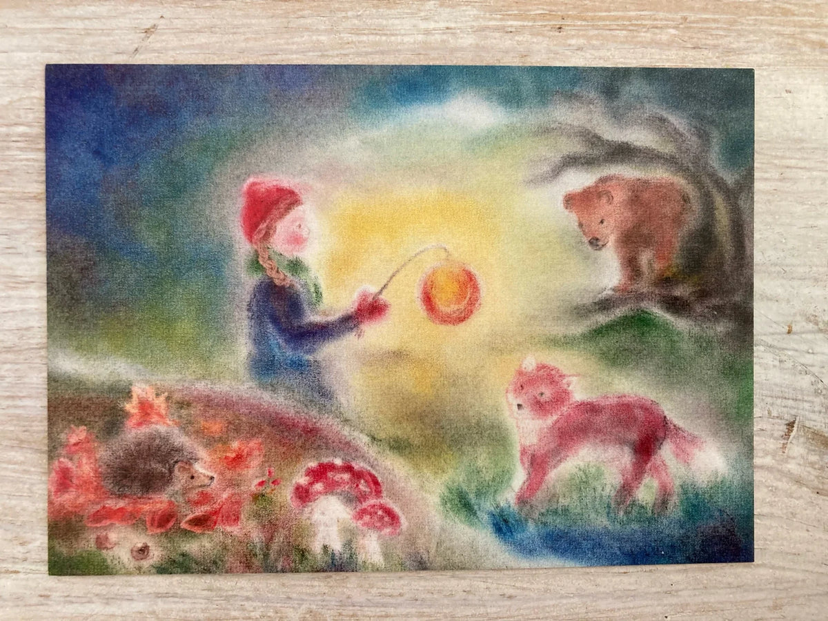 Postkarte Laternenkind mit Tieren von Andrea Reiß: Kind mit Laterne, Fuchs, Igel und Bär im Herbstwald, Ansicht 2