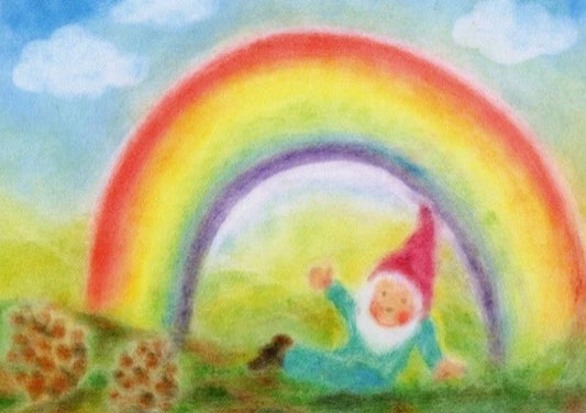 Postkarte Regenbogenzwerg von Andrea Reiß: Zwerg sitzt unter einem Regenbogen