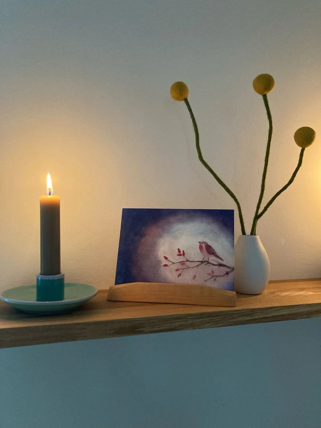 Postkarte Vögelchen von Andrea Reiß: Rotkehlchen auf einem Hagebuttenzweig vor blauem Hintergrund, Ansicht 2