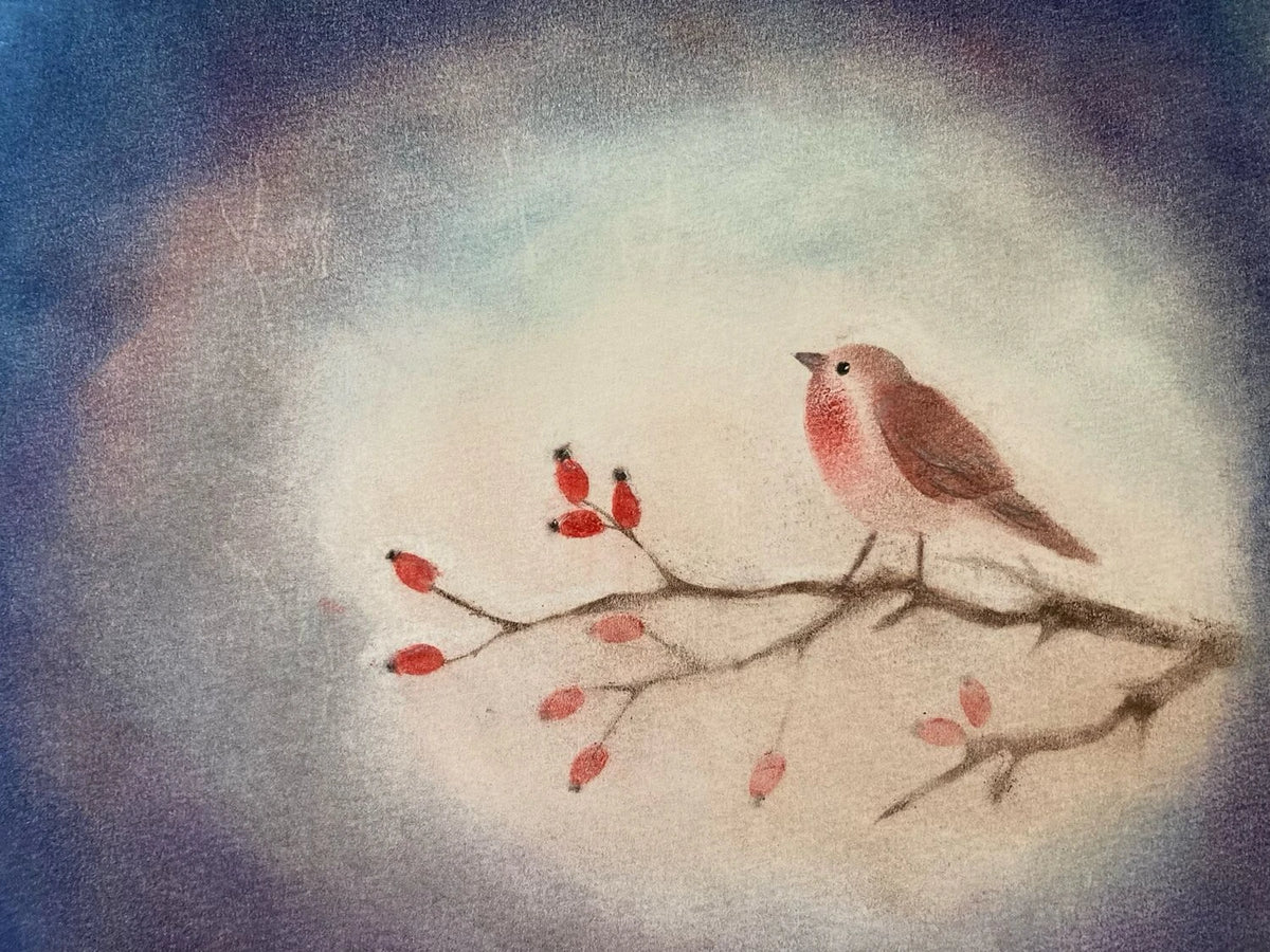 Postkarte Vögelchen von Andrea Reiß: Rotkehlchen auf einem Hagebuttenzweig vor blauem Hintergrund