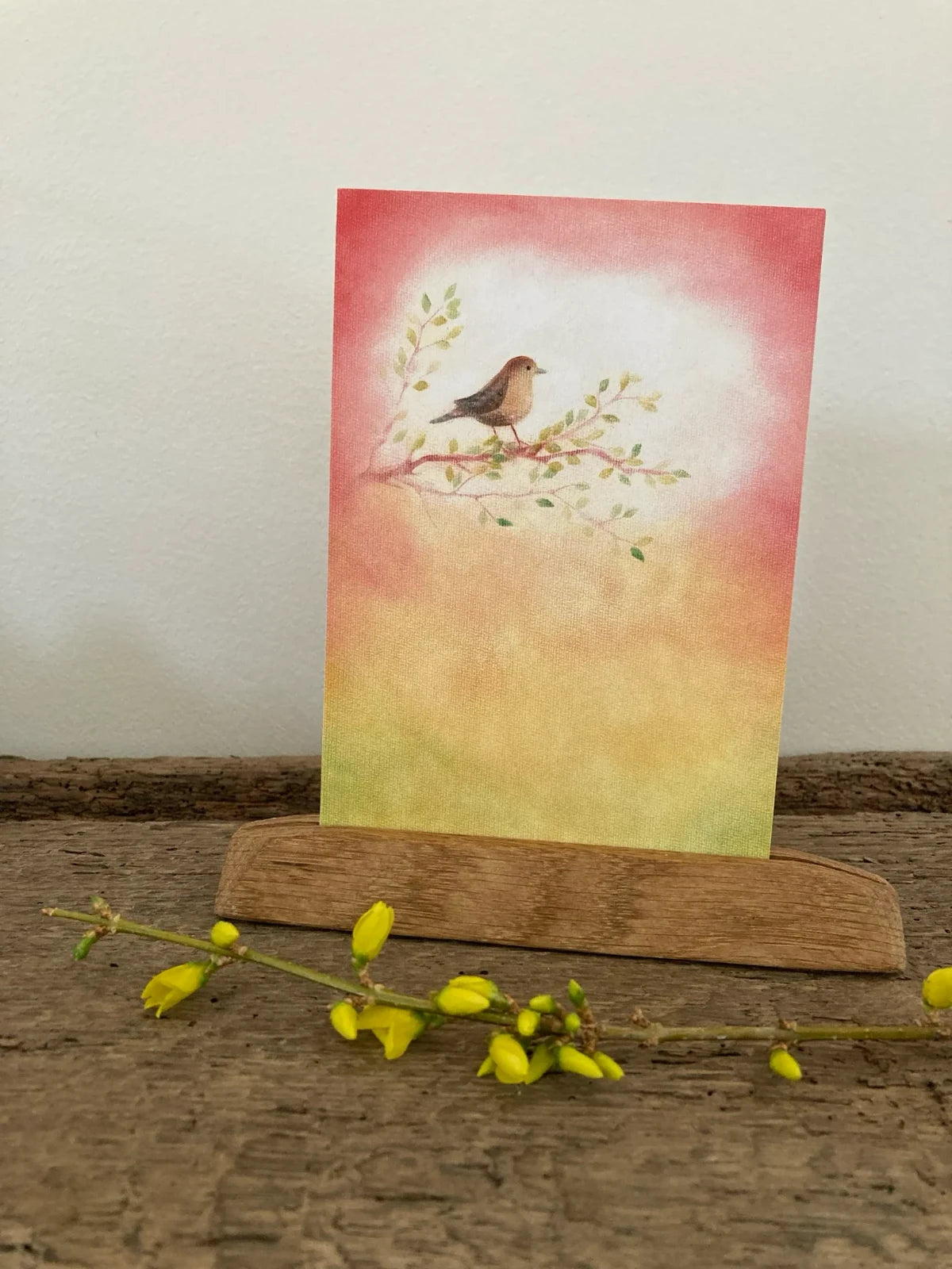 Postkarte Zaunkönig von Andrea Reiß: brauner Zaunkönig auf einem belaubten Zweig