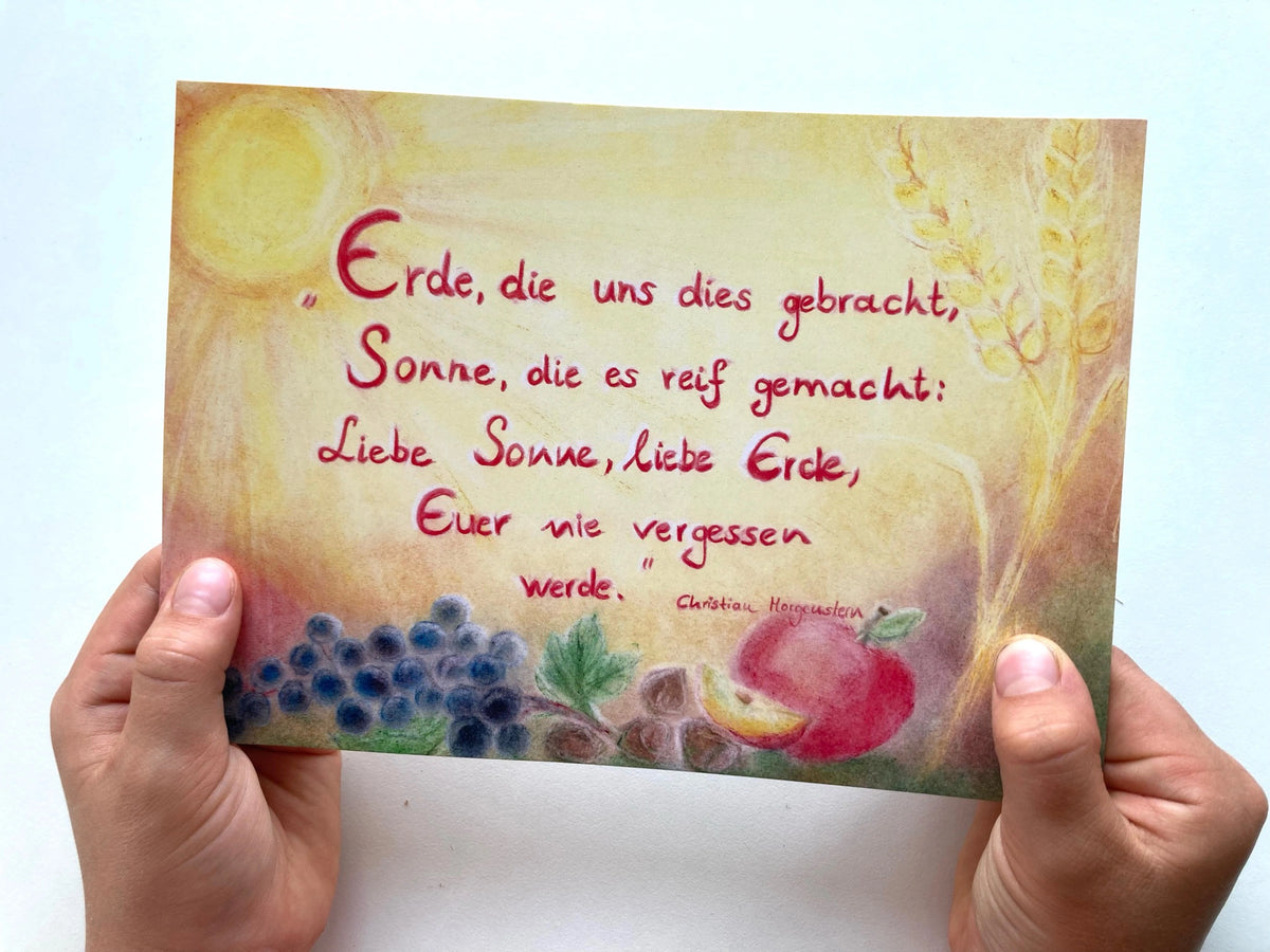 Tischspruch Erde, die uns dies gebracht von Andrea Reiß: Tischspruch von Christian Morgenstern mit Früchten, Kornähren und Sonnenstrahlen, Ansicht 2