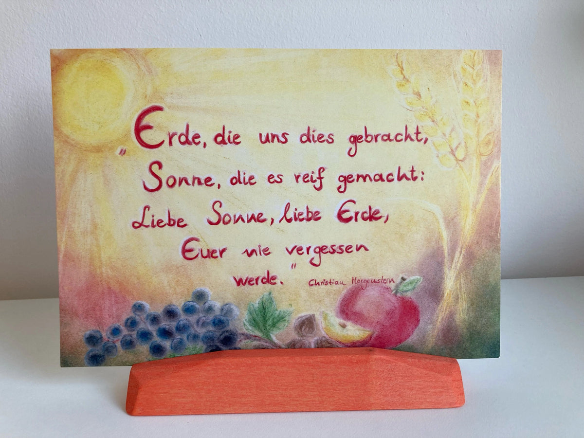 Tischspruch Erde, die uns dies gebracht von Andrea Reiß: Tischspruch von Christian Morgenstern mit Früchten, Kornähren und Sonnenstrahlen